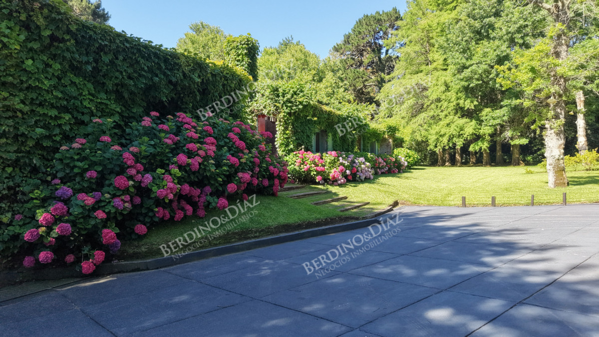 Casa ID.3183 - Venta casa de 5 dormitorios en barrio Golf, Punta del Este