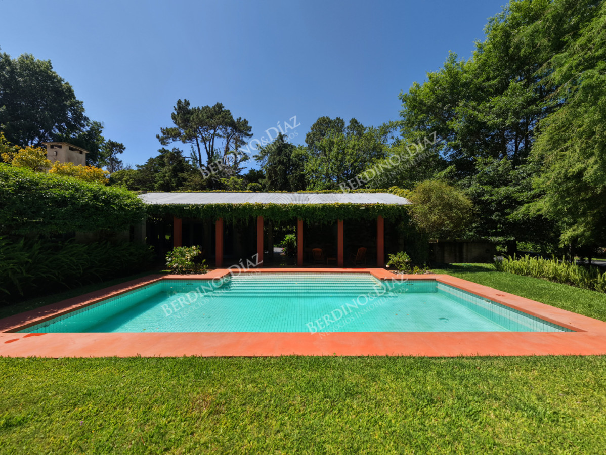 Casa ID.3183 - Venta casa de 5 dormitorios en barrio Golf, Punta del Este