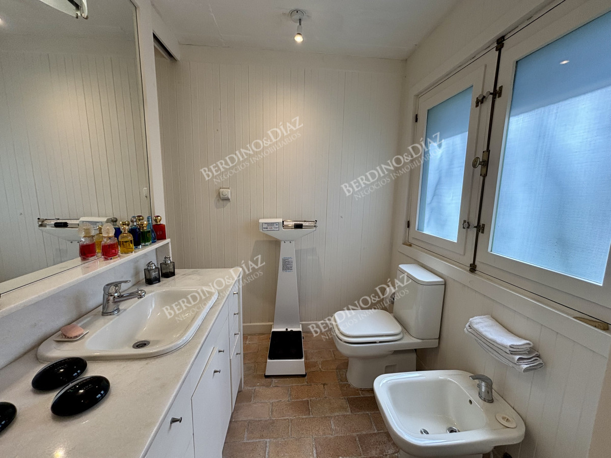 Casa ID.3183 - Venta casa de 5 dormitorios en barrio Golf, Punta del Este