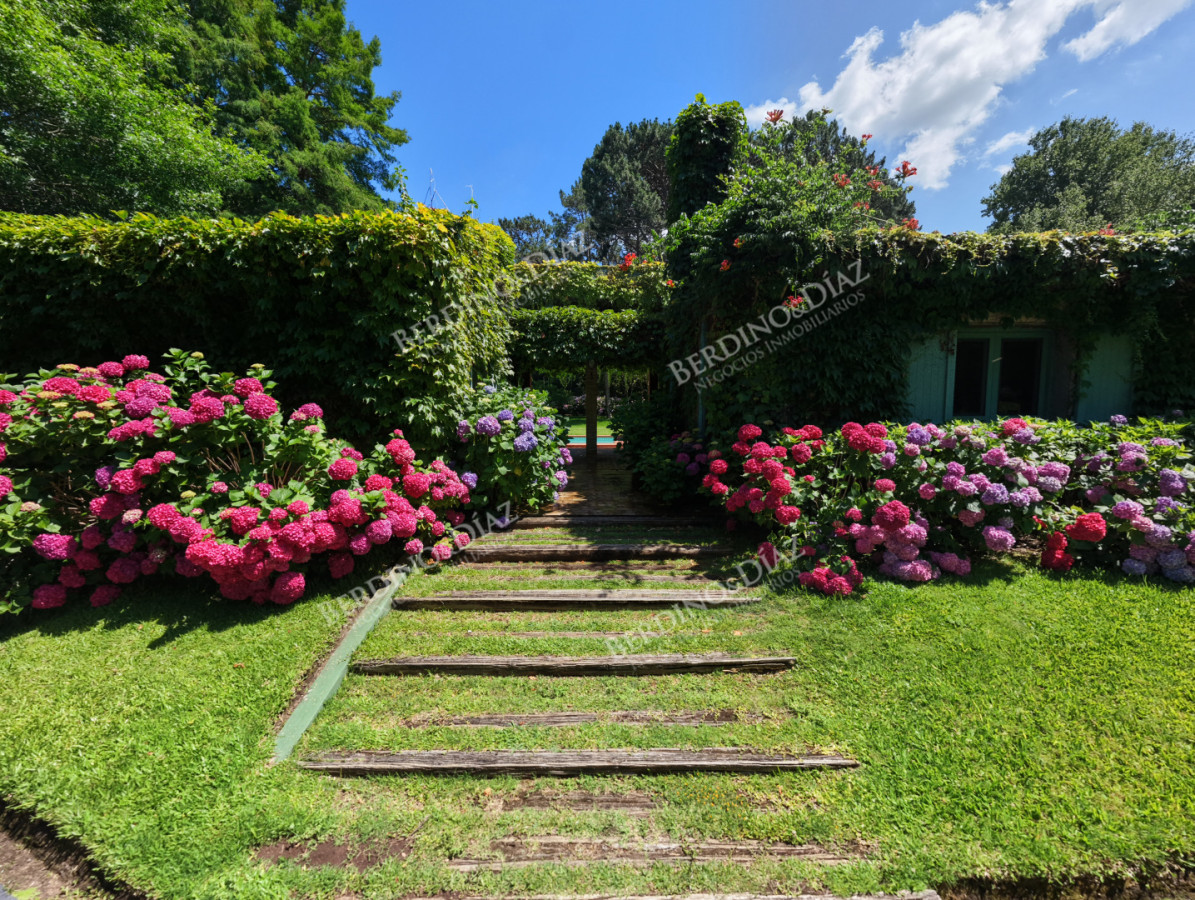 Casa ID.3183 - Venta casa de 5 dormitorios en barrio Golf, Punta del Este