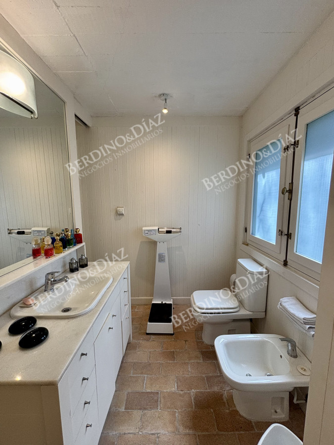 Casa ID.3183 - Venta casa de 5 dormitorios en barrio Golf, Punta del Este