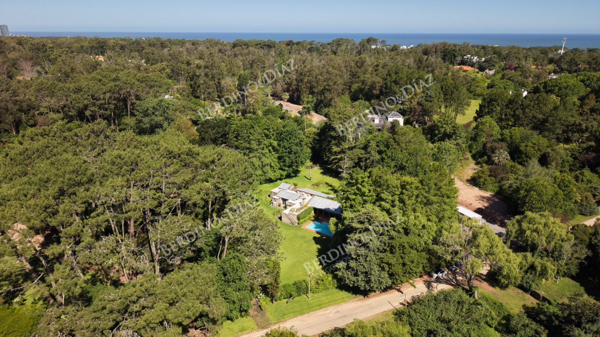 Casa ID.3183 - Venta casa de 5 dormitorios en barrio Golf, Punta del Este