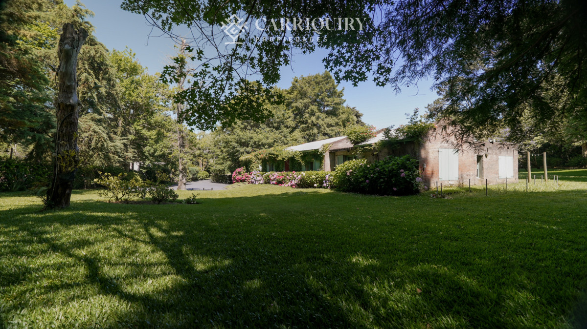 Casa ID.10411/ESPECTACULAR-CASA-EN-ZONA-SHOPPING- - Venta casa de 5 dormitorios en barrio Golf, Punta del Este