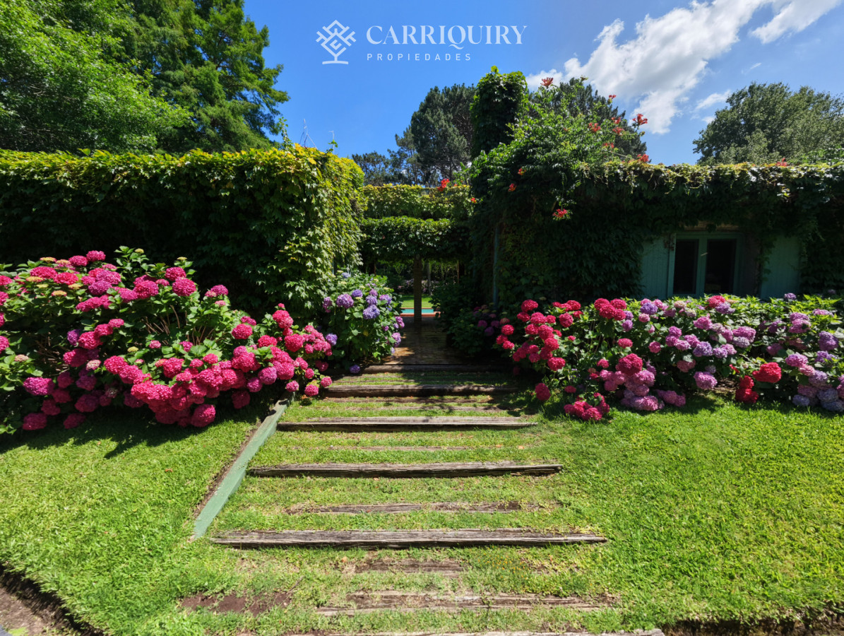 Casa ID.10411/ESPECTACULAR-CASA-EN-ZONA-SHOPPING- - Venta casa de 5 dormitorios en barrio Golf, Punta del Este