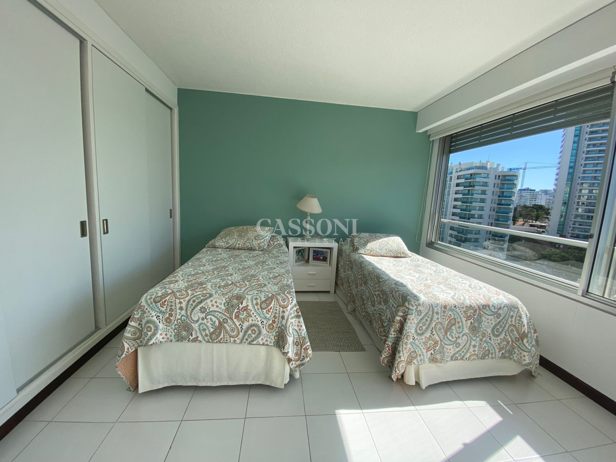 Apartamento ID.3716 - Apartamento en alquiler, de 3 dormitorios, en playa brava, frente al mar! 