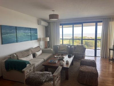 Apartamento en venta primera linea de playa Brava, 2 suites y servicio 