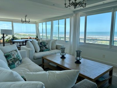 Apartamento en alquiler temporal de 3 dormitorios en playa brava, frente al mar! 