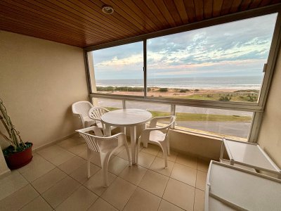 Apartamento en venta de 2 dormitorios, playa brava, primera fila 