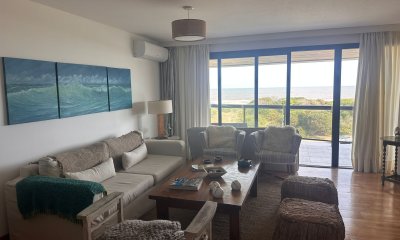 Apartamento en venta primera linea de playa Brava, 2 suites y servicio