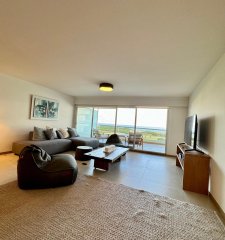Apartamento en alquiler temporal de 2 dormitorios, en playa brava, frente al mar