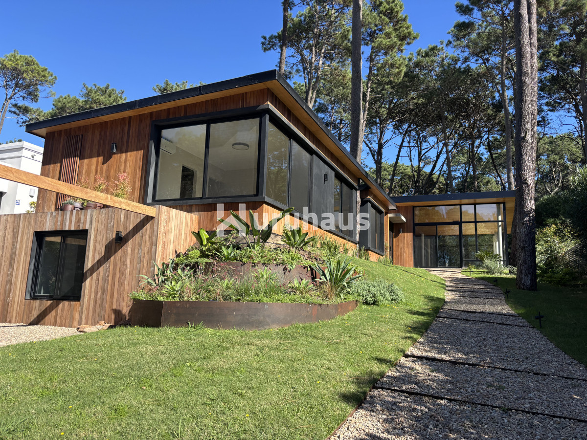 Casa en venta de 4 dormitorios, en barrio cerrado, Rincon del Indio 