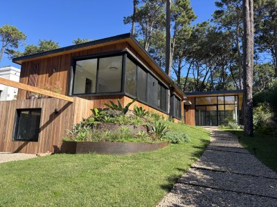 Casa en venta de 4 dormitorios, en barrio cerrado, Rincon del Indio 