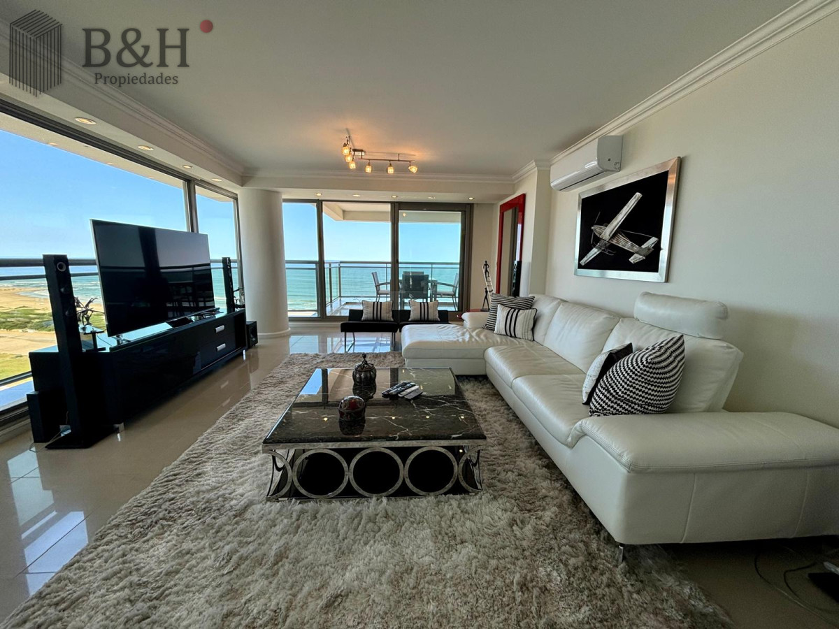 Apartamento en venta de 4 dormitorios en exclusiva torre en playa brava! 