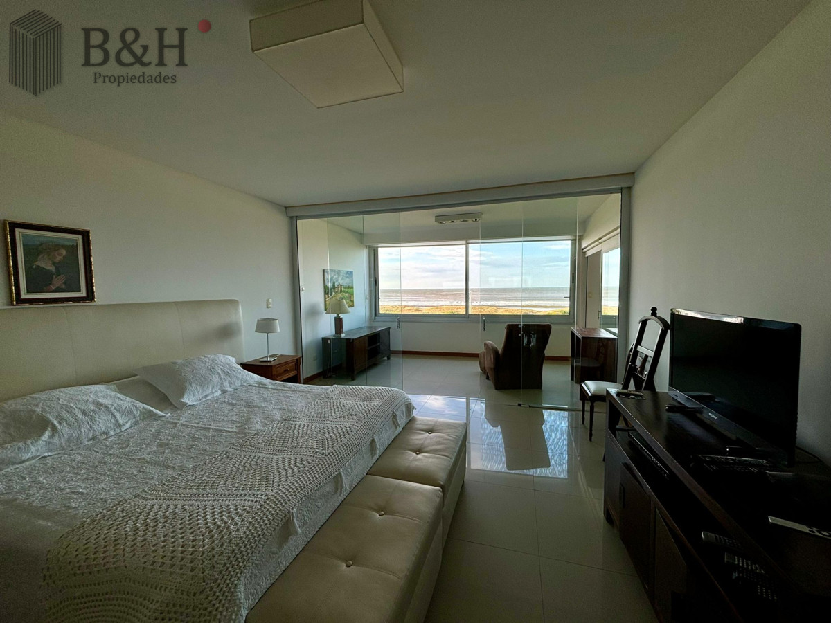 Apartamento ID.3132 - Apartamento en alquiler anual o temporal, de 3 dormitorios y servicio, en playa Brava! 