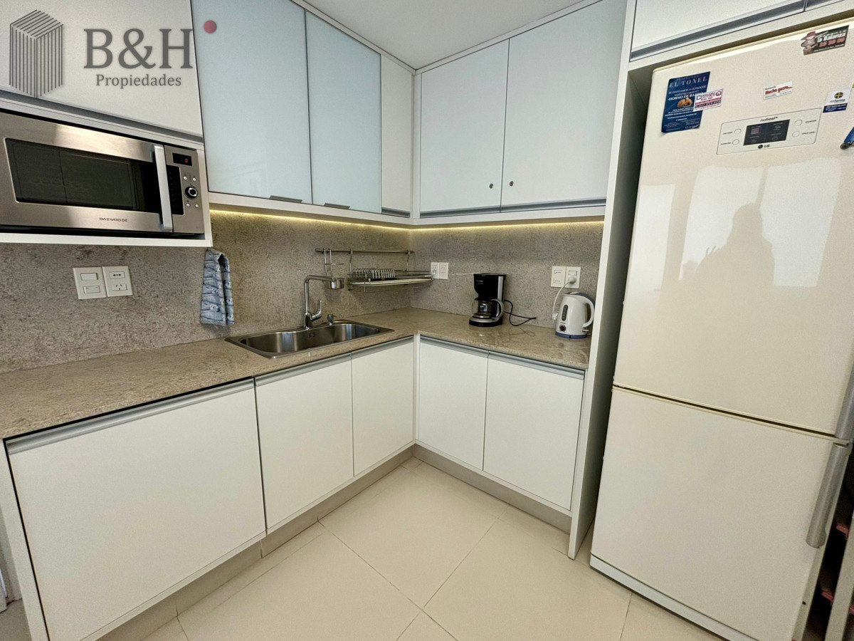 Apartamento ID.3201 - Apartamento en alquiler temporal de 3 dormitorios, en playa mansa, sobre el mar.