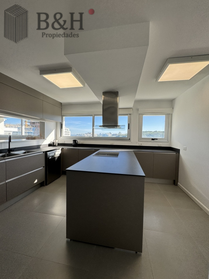 Apartamento ID.3573 - Penthouse en venta, de 3 dormitorios en suite, en playa brava, primera linea
