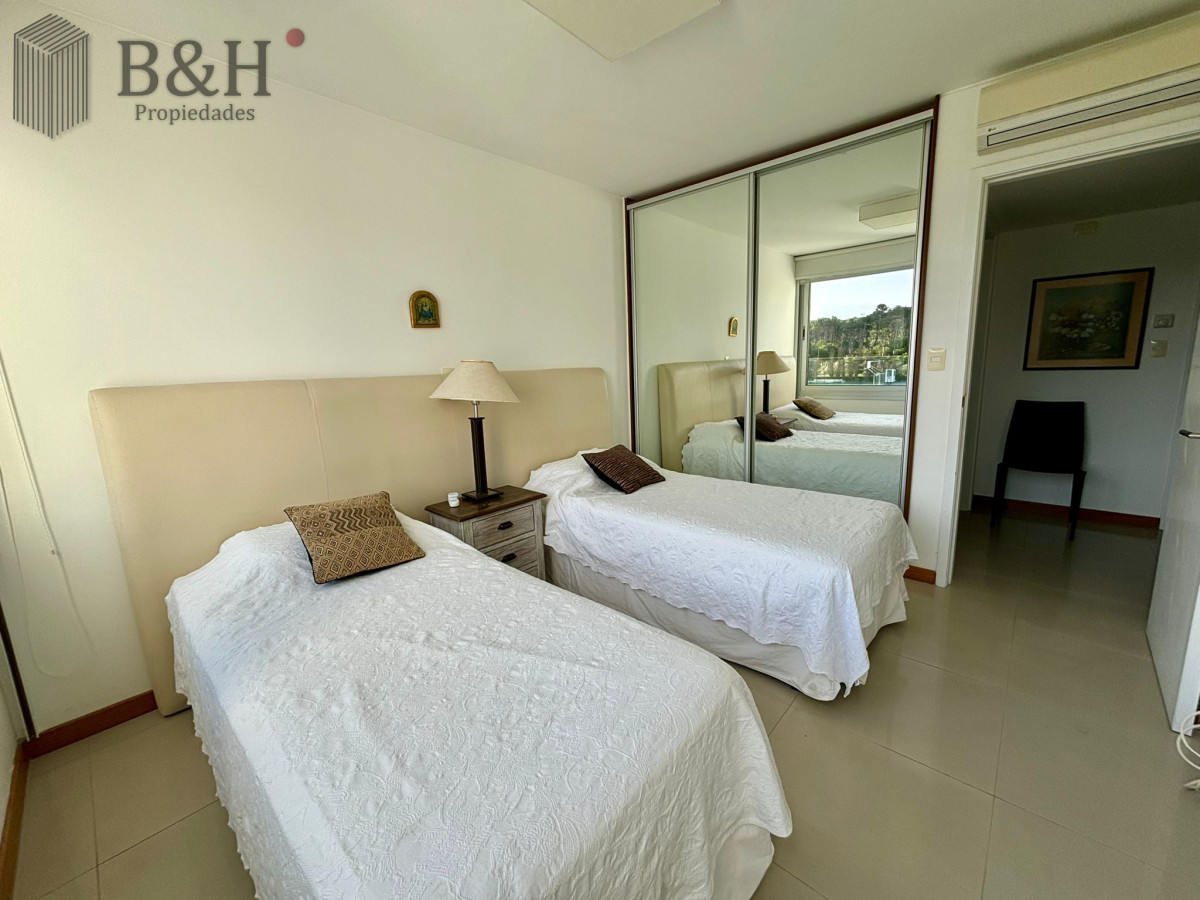 Apartamento ID.3132 - Apartamento en alquiler anual o temporal, de 3 dormitorios y servicio, en playa Brava! 