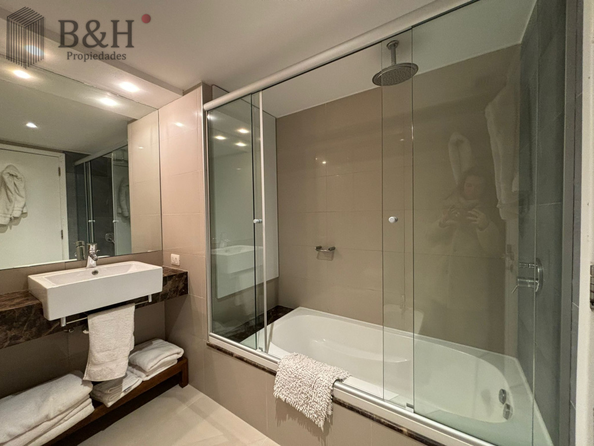 Apartamento ID.3132 - Apartamento en alquiler anual o temporal, de 3 dormitorios y servicio, en playa Brava! 