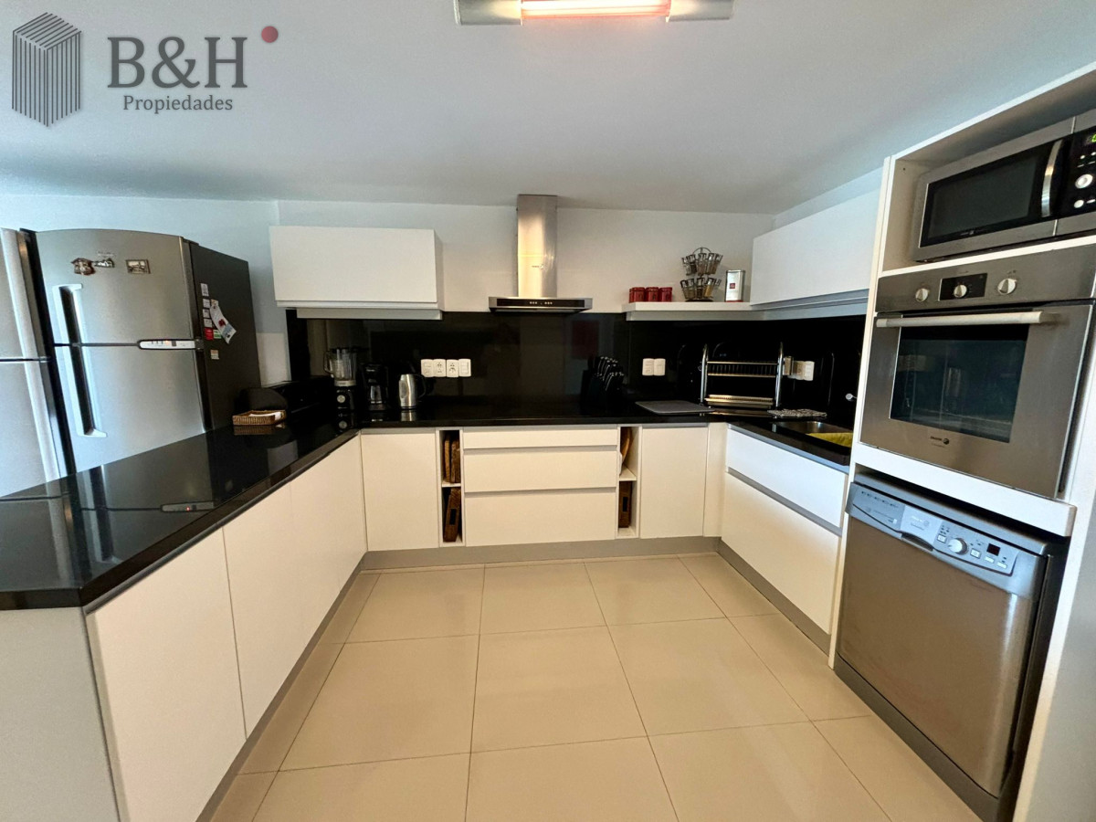 Apartamento ID.3132 - Apartamento en alquiler anual o temporal, de 3 dormitorios y servicio, en playa Brava! 
