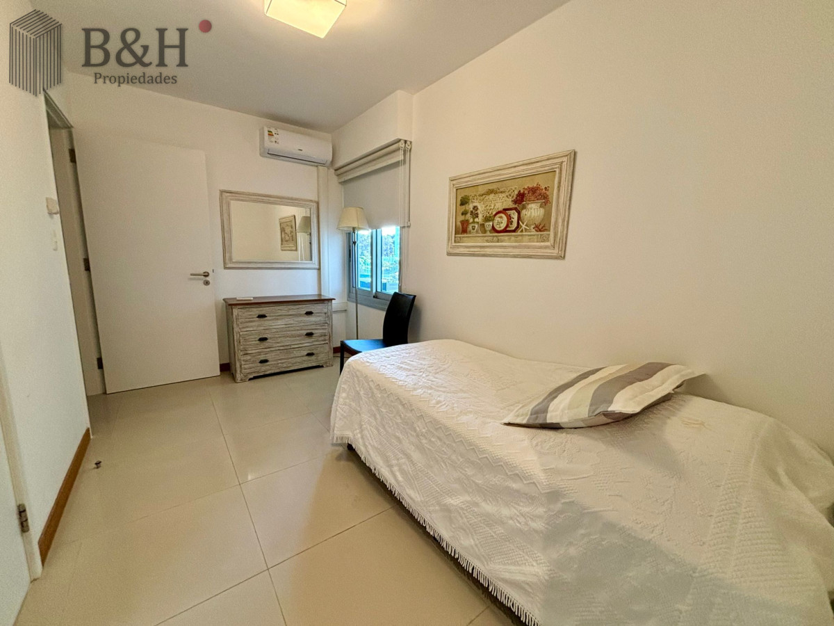 Apartamento ID.3132 - Apartamento en alquiler anual o temporal, de 3 dormitorios y servicio, en playa Brava! 