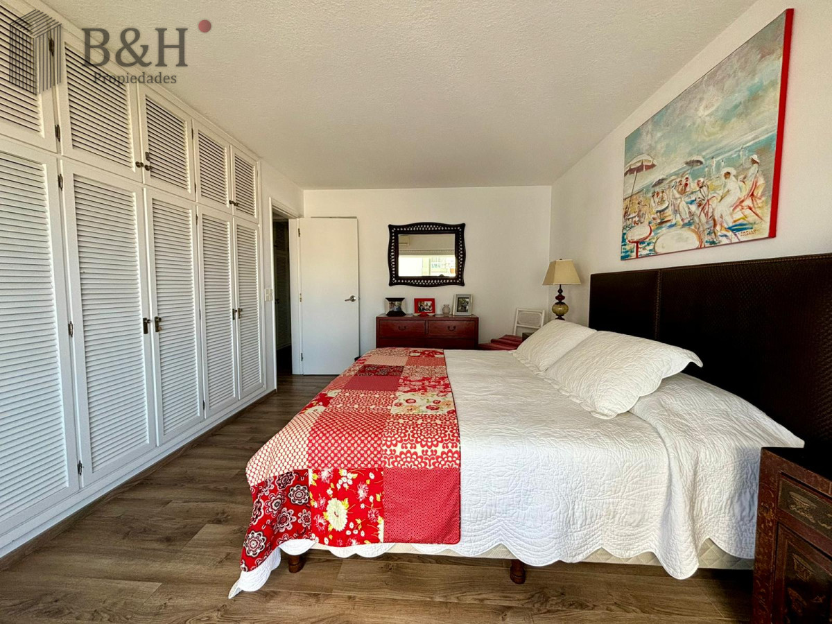 Apartamento ID.3201 - Apartamento en alquiler temporal de 3 dormitorios, en playa mansa, sobre el mar.