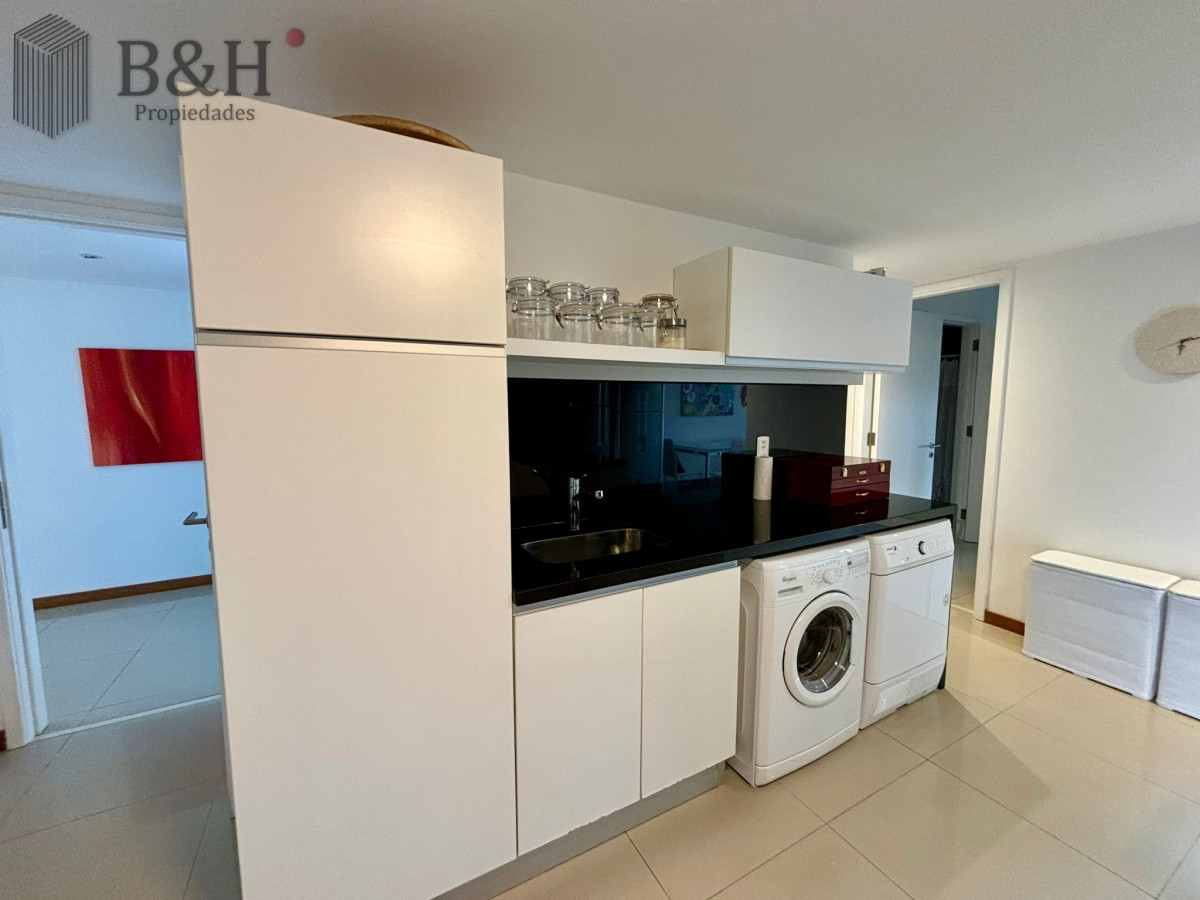 Apartamento ID.3132 - Apartamento en alquiler anual o temporal, de 3 dormitorios y servicio, en playa Brava! 
