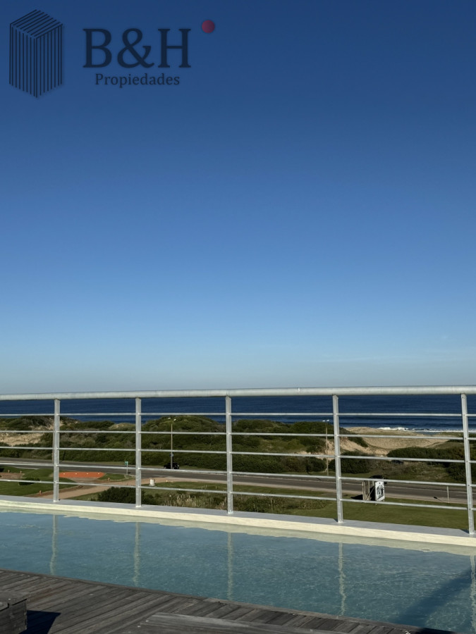 Apartamento ID.3573 - Penthouse en venta, de 3 dormitorios en suite, en playa brava, primera linea