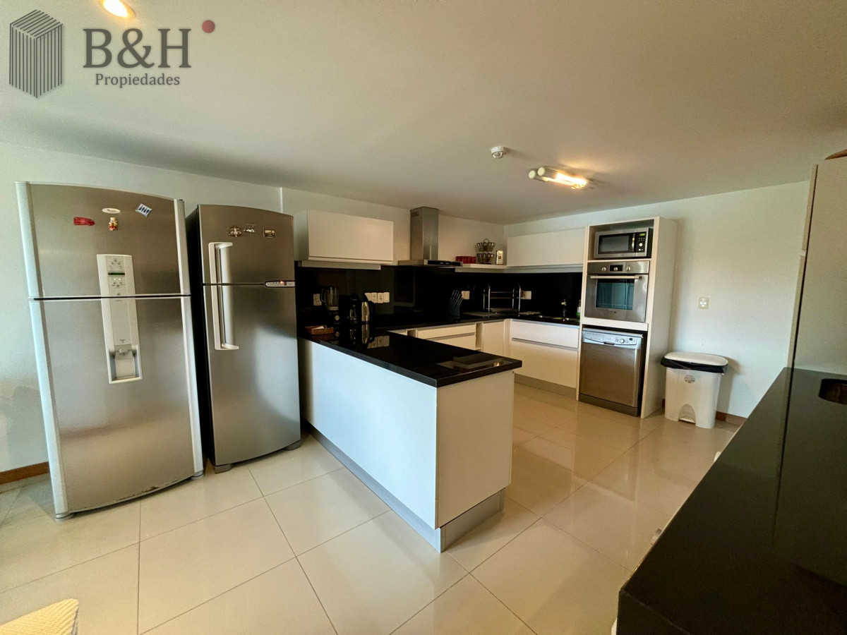 Apartamento ID.3132 - Apartamento en alquiler anual o temporal, de 3 dormitorios y servicio, en playa Brava! 