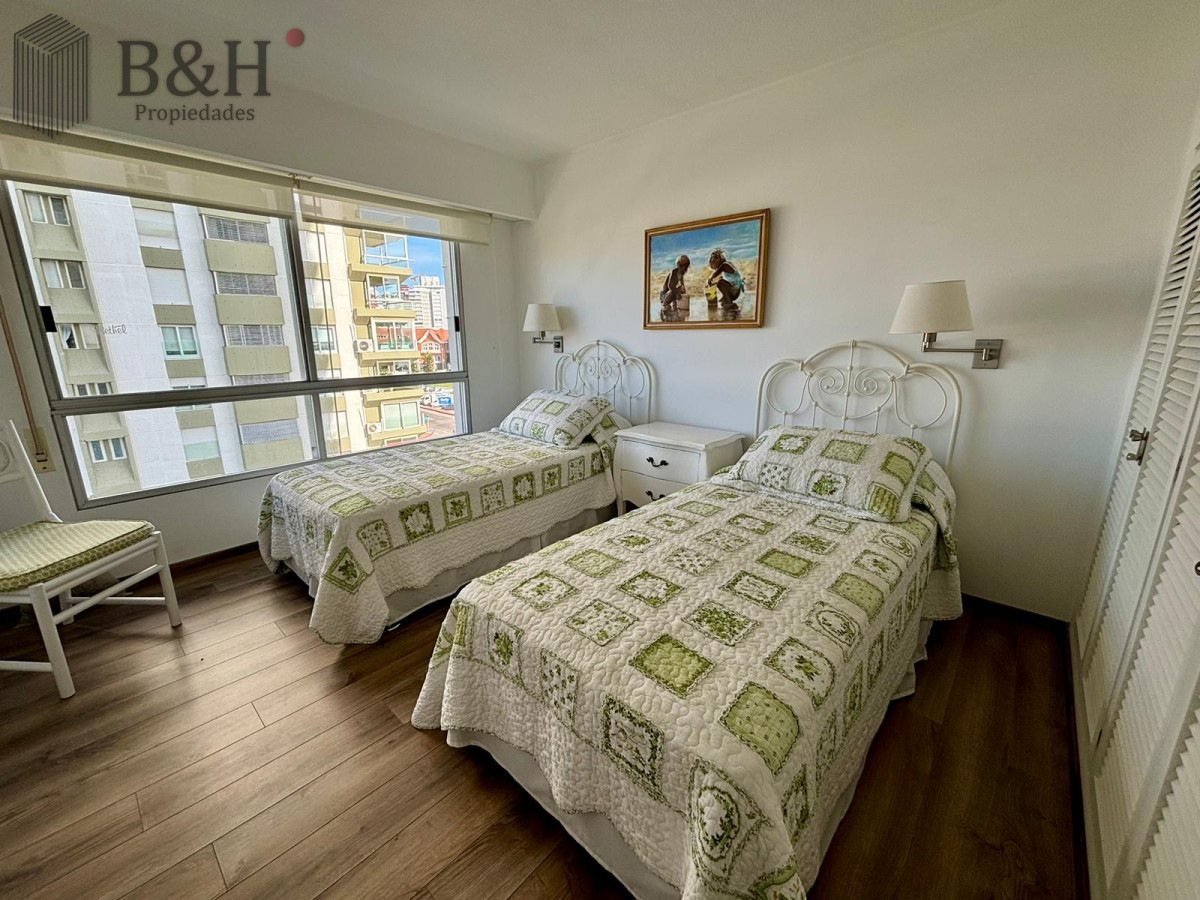 Apartamento ID.3201 - Apartamento en alquiler temporal de 3 dormitorios, en playa mansa, sobre el mar.
