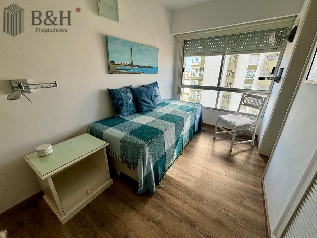 Apartamento ID.3201 - Apartamento en alquiler temporal de 3 dormitorios, en playa mansa, sobre el mar.