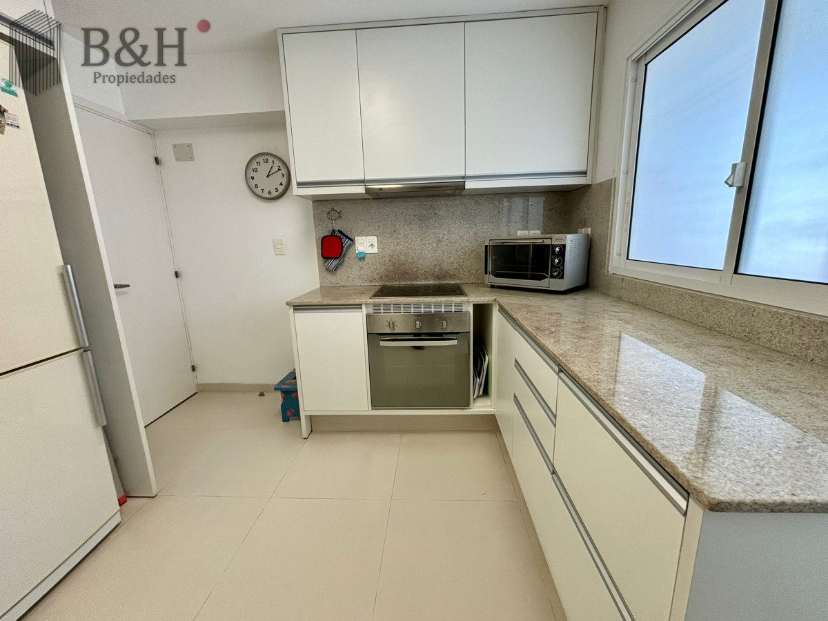 Apartamento ID.3201 - Apartamento en alquiler temporal de 3 dormitorios, en playa mansa, sobre el mar.