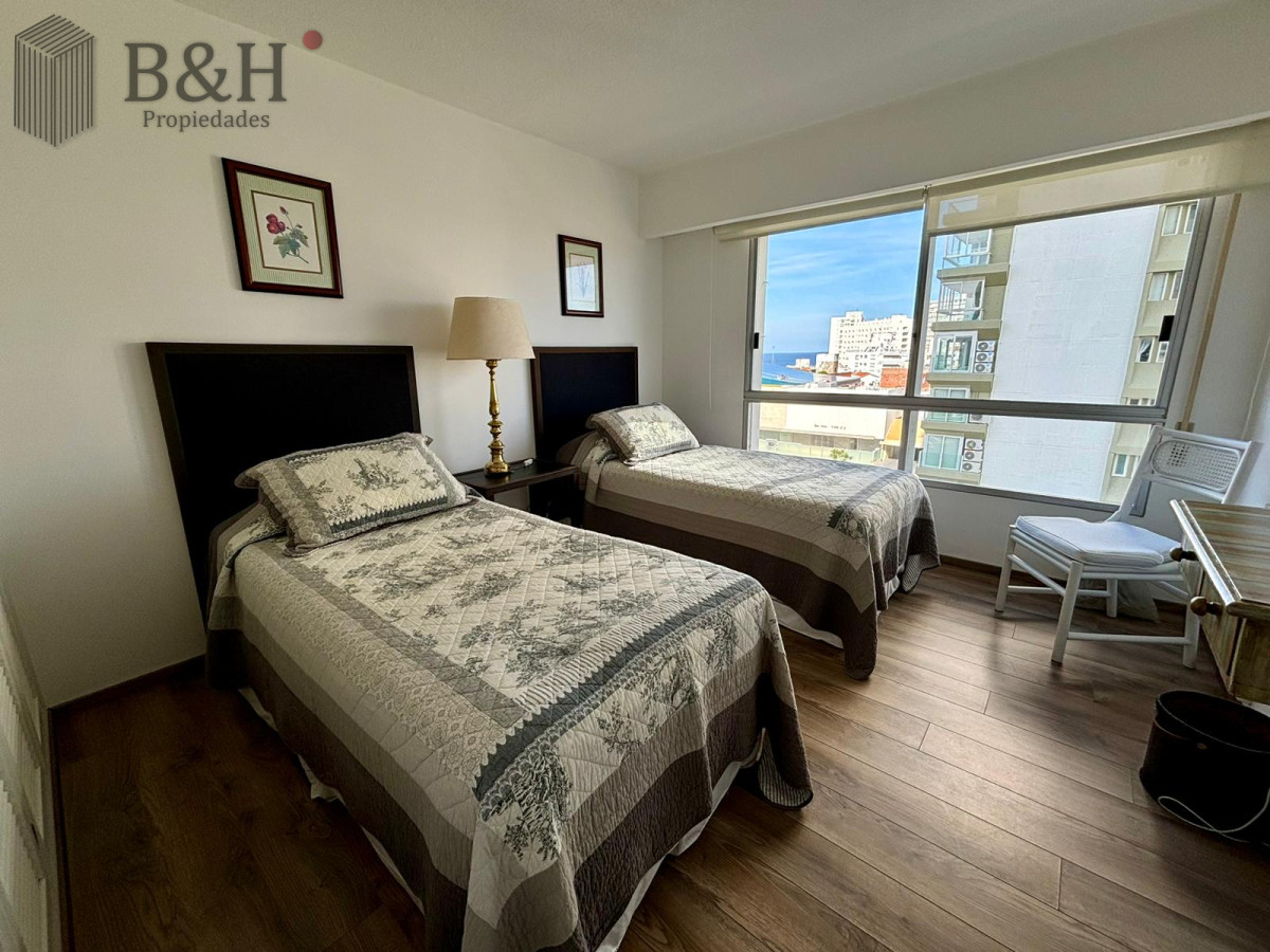 Apartamento ID.3201 - Apartamento en alquiler temporal de 3 dormitorios, en playa mansa, sobre el mar.