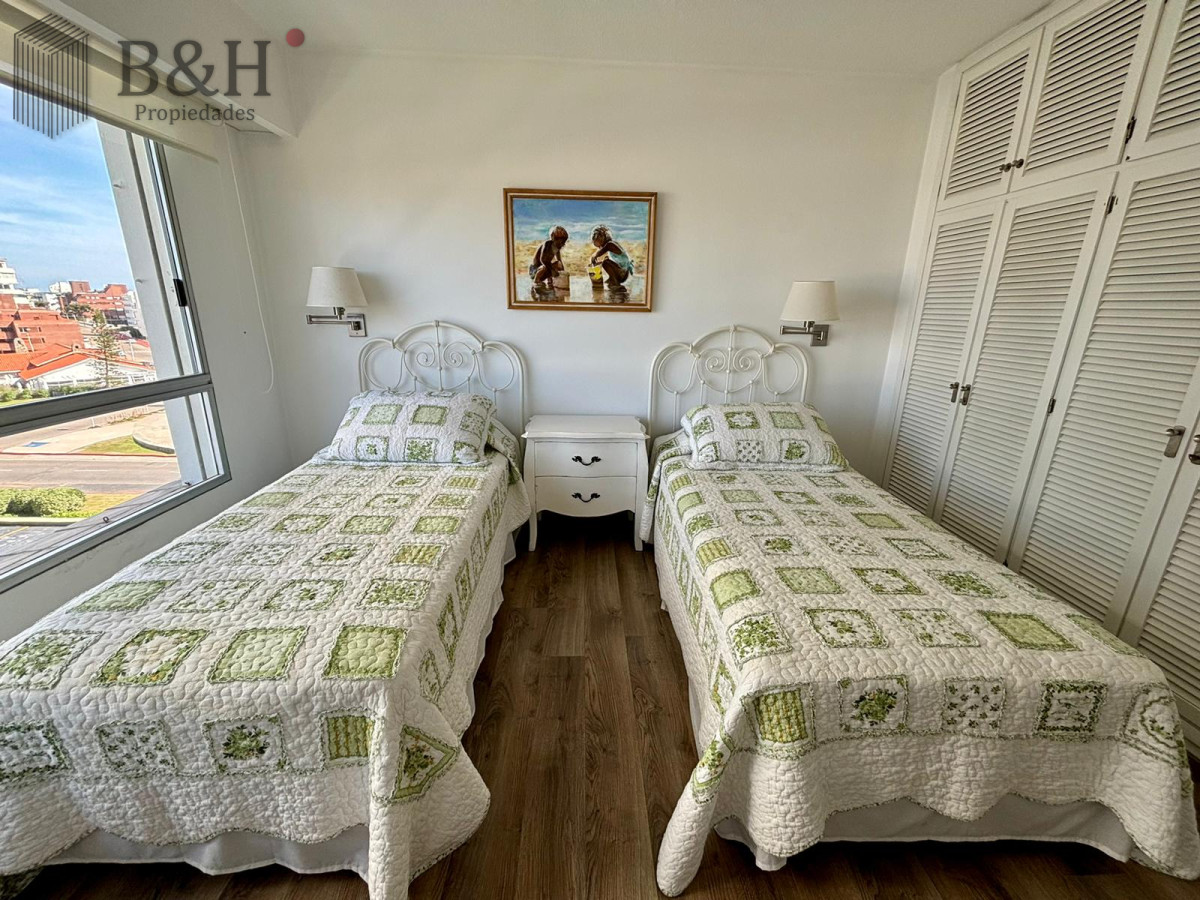Apartamento ID.3201 - Apartamento en alquiler temporal de 3 dormitorios, en playa mansa, sobre el mar.