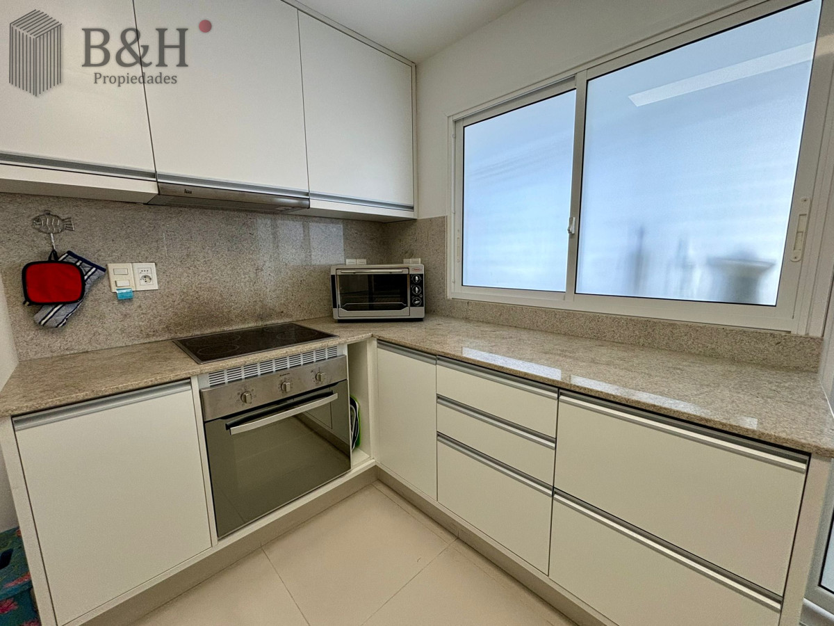 Apartamento ID.3201 - Apartamento en alquiler temporal de 3 dormitorios, en playa mansa, sobre el mar.