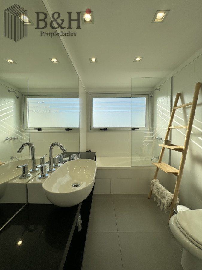 Apartamento ID.3573 - Penthouse en venta, de 3 dormitorios en suite, en playa brava, primera linea
