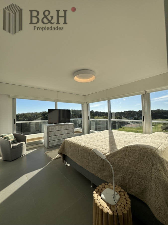 Apartamento ID.3573 - Penthouse en venta, de 3 dormitorios en suite, en playa brava, primera linea