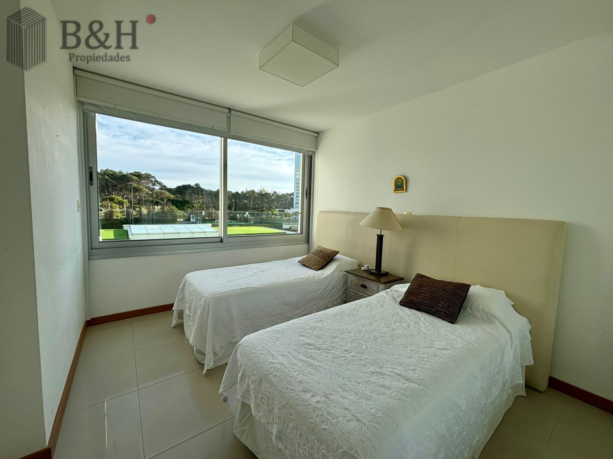 Apartamento ID.3132 - Apartamento en alquiler anual o temporal, de 3 dormitorios y servicio, en playa Brava! 