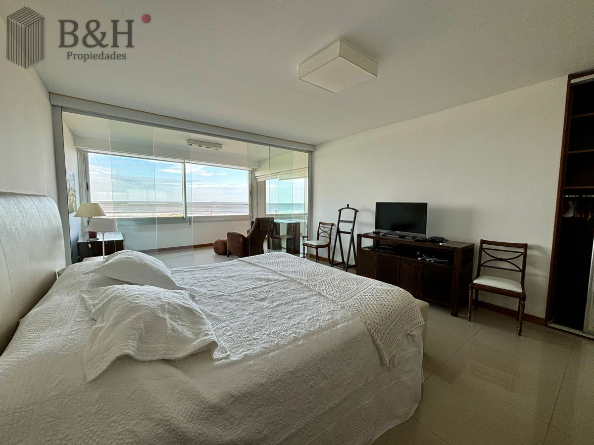 Apartamento ID.3132 - Apartamento en alquiler anual o temporal, de 3 dormitorios y servicio, en playa Brava! 