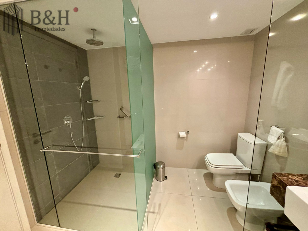 Apartamento ID.3132 - Apartamento en alquiler anual o temporal, de 3 dormitorios y servicio, en playa Brava! 