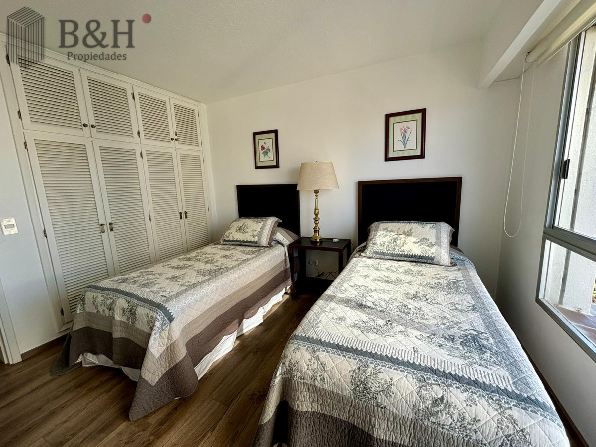 Apartamento ID.3201 - Apartamento en alquiler temporal de 3 dormitorios, en playa mansa, sobre el mar.