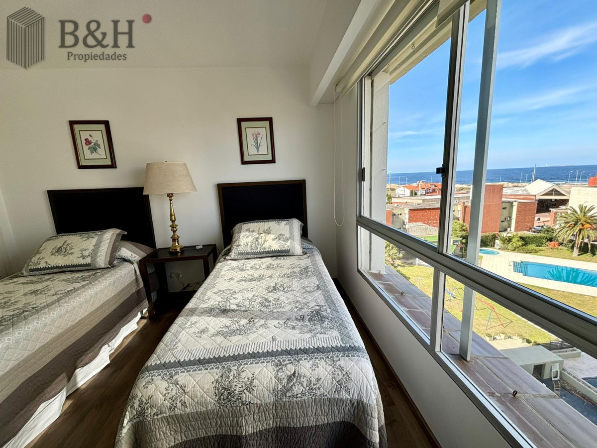 Apartamento ID.3201 - Apartamento en alquiler temporal de 3 dormitorios, en playa mansa, sobre el mar.