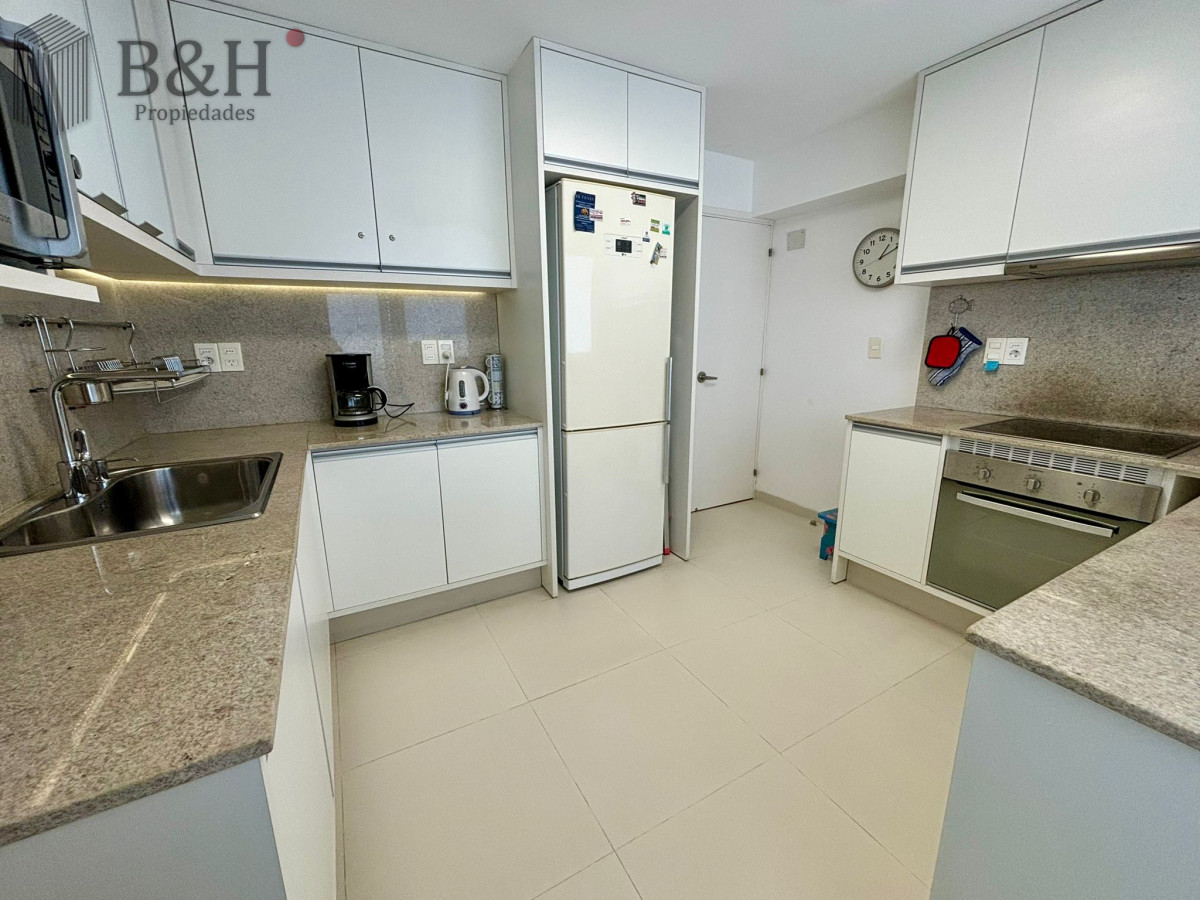 Apartamento ID.3201 - Apartamento en alquiler temporal de 3 dormitorios, en playa mansa, sobre el mar.