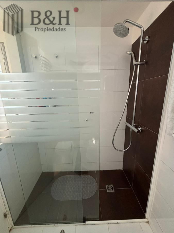 Apartamento ID.3201 - Apartamento en alquiler temporal de 3 dormitorios, en playa mansa, sobre el mar.