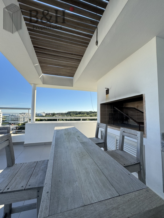 Apartamento ID.3573 - Penthouse en venta, de 3 dormitorios en suite, en playa brava, primera linea