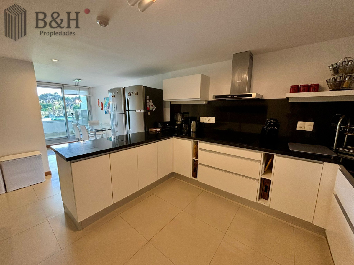 Apartamento ID.3132 - Apartamento en alquiler anual o temporal, de 3 dormitorios y servicio, en playa Brava! 