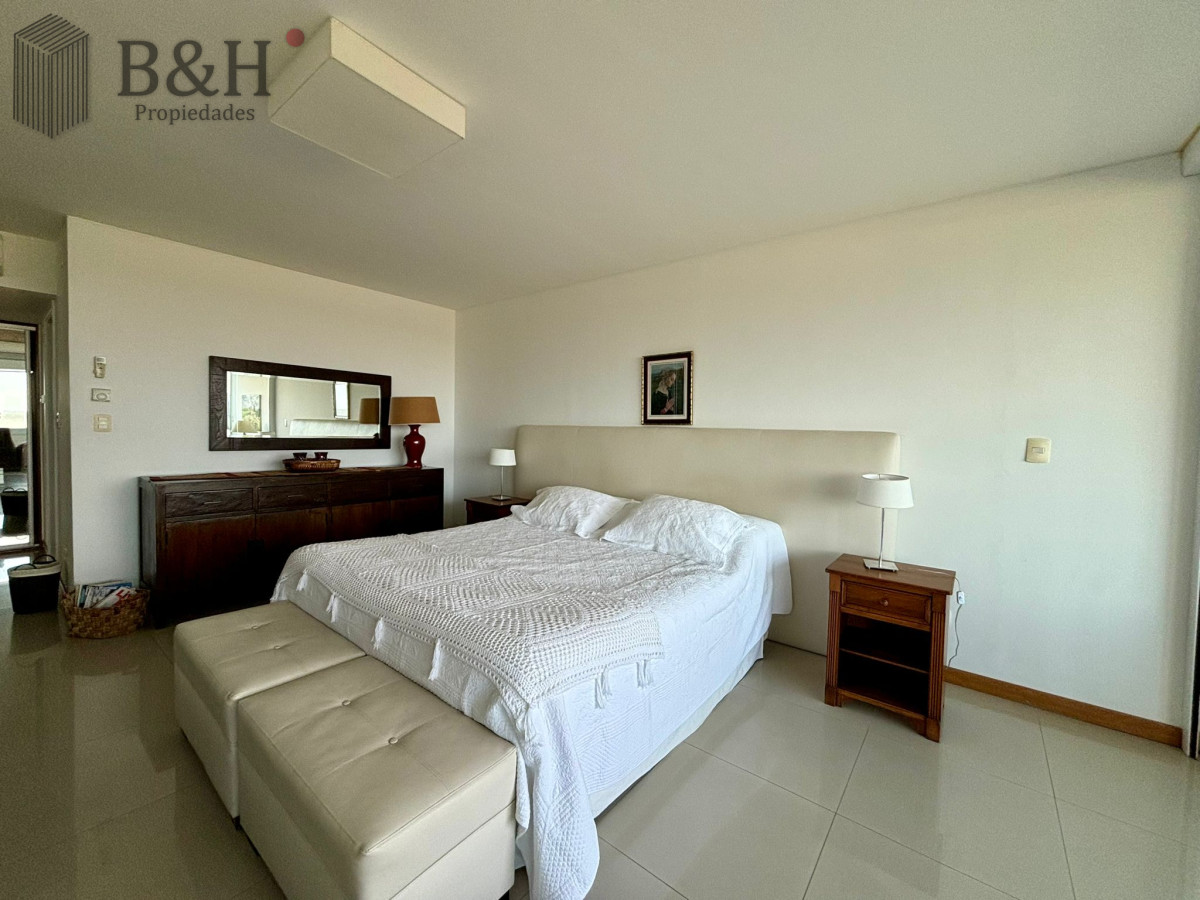 Apartamento ID.3132 - Apartamento en alquiler anual o temporal, de 3 dormitorios y servicio, en playa Brava! 