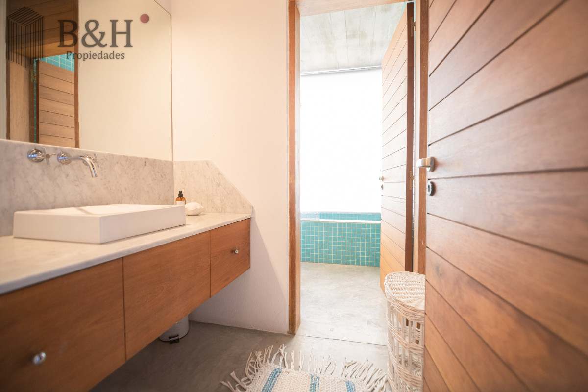 Casa ID.1555 - Casa en Venta, de 6 dormitorios, en Santa Monica, sobre el mar