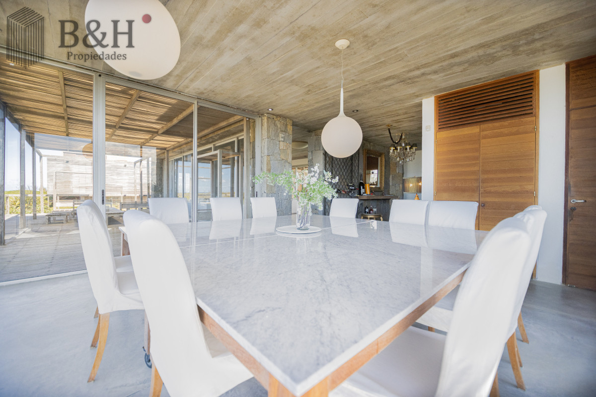 Casa ID.1555 - Casa en Venta, de 6 dormitorios, en Santa Monica, sobre el mar