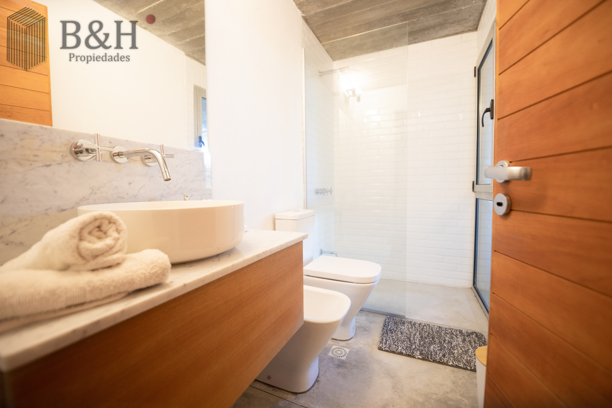 Casa ID.1555 - Casa en Venta, de 6 dormitorios, en Santa Monica, sobre el mar