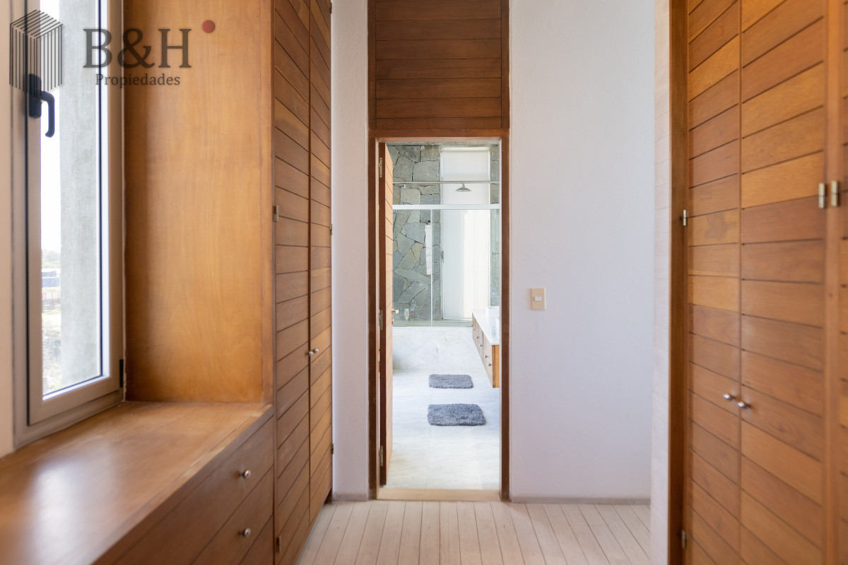 Casa ID.1555 - Casa en Venta, de 6 dormitorios, en Santa Monica, sobre el mar